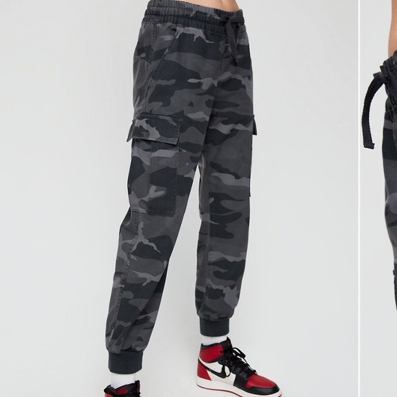 Aritzia TNA Twin Falls Camo Cargo Pants - Picture 1 of 4